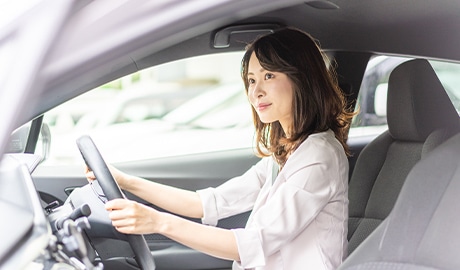 車を運転する女性